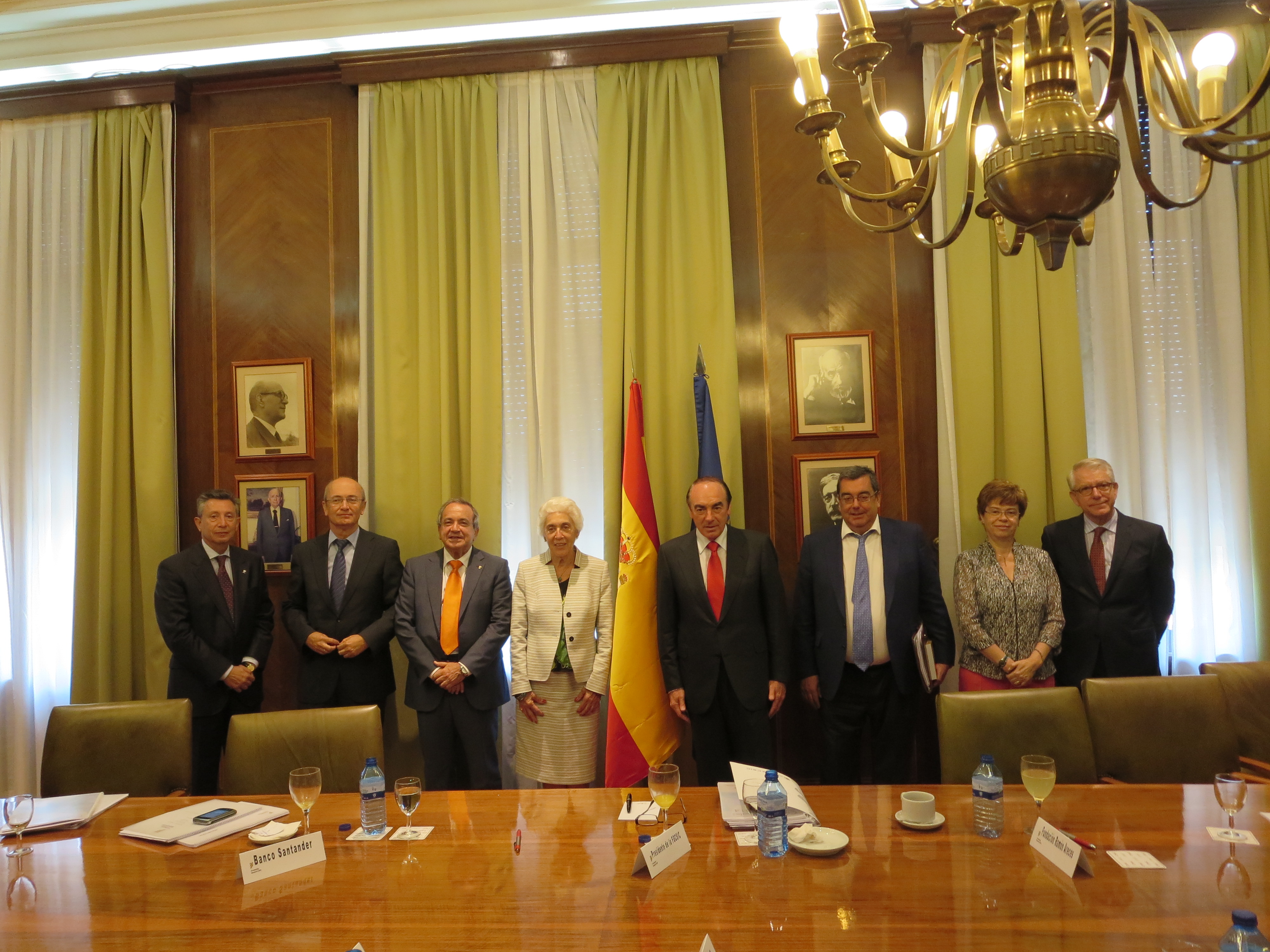Alberto Sereno, secretario general del CSIC; Luis Miguel Pons director de Obra Social y Fundación Cajasol; Emilio Lora-Tamayo, presidente CSIC y de la Fundación General CSIC; Josefina Castellví, patrona de la Fundación Bancaria “la Caixa”; José Antonio Villasante, director general de Banco Santander; Raimundo Pérez-Hernández, director de la Fundación Ramón Areces; Alicia Castro, vicepresidenta de Investigación Científica y Técnica CSIC; y Miguel García Guerrero, director general FGCSIC.