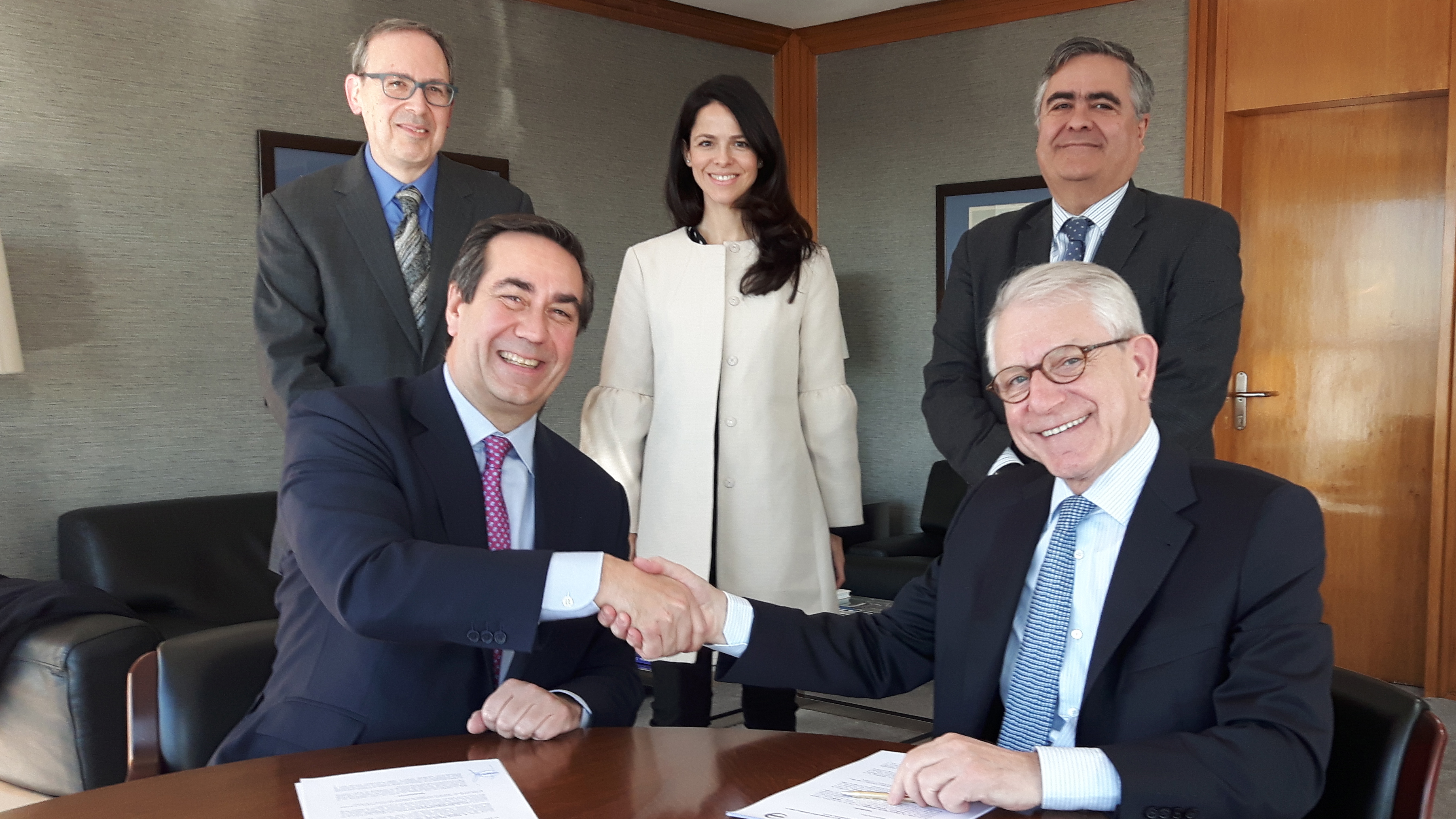 Bernardo Velázquez, CEO de Acerinox, y Miguel García, director general de la Fundación CSIC, durante la firma del acuerdo.